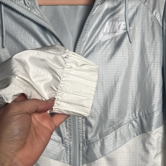 Nike Womens Size Medium Windrunner Track Jacket Pure Platinum/White - Picture 4 of 8